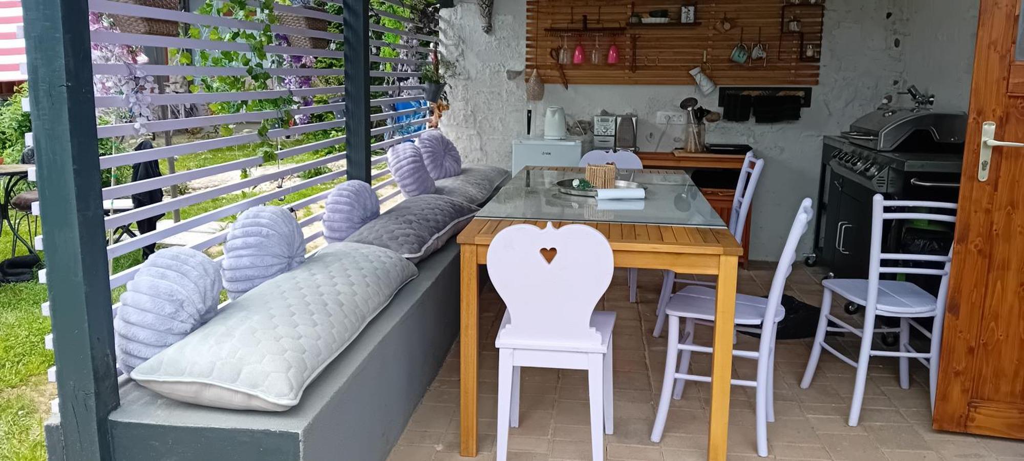 Art Room With Outdoor Living Ostanak kod kuće